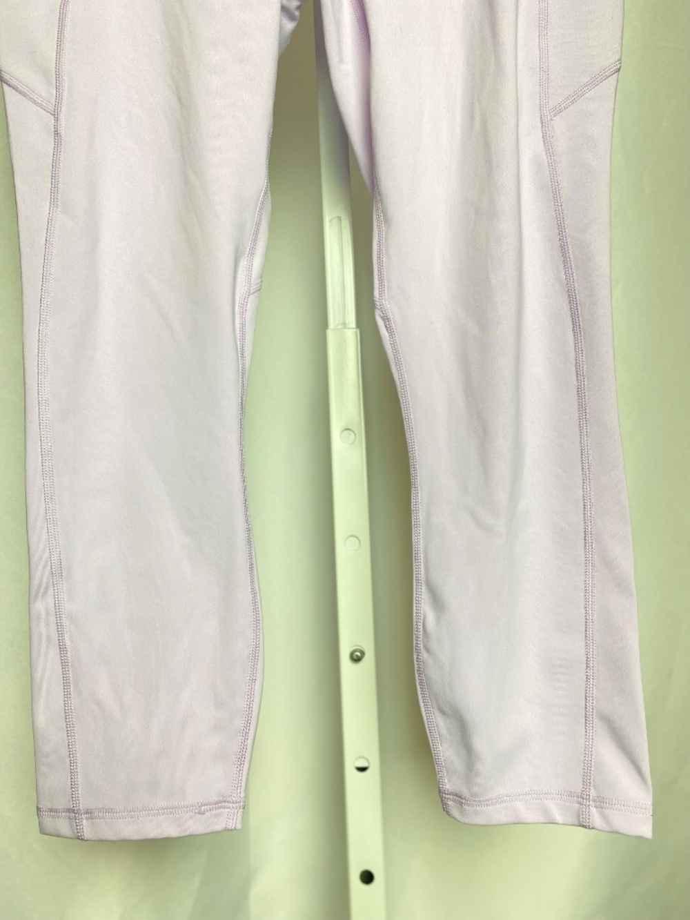 Fabletics Womenʻs Lavender Oasis PreLuxe High Waisted Capri Yoga Leggings - Picture 3 of 10